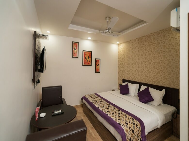 Oyo 8961 Hotel Rr Palace