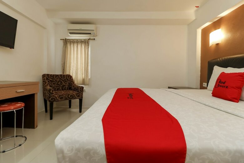 Reddoorz Plus @ Grand Populer Hotel