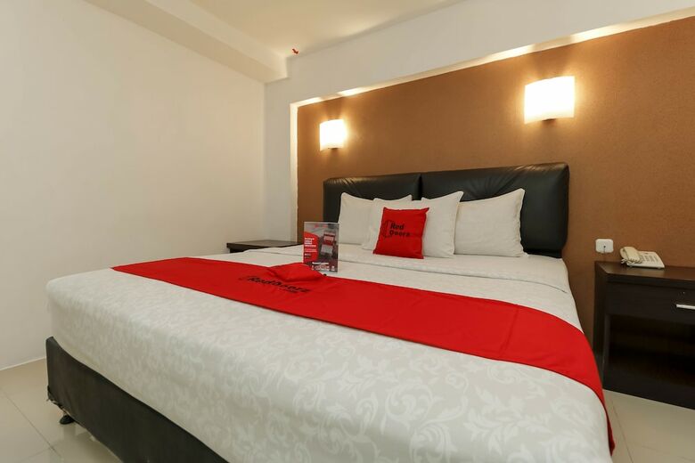 Reddoorz Plus @ Grand Populer Hotel