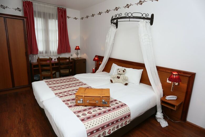 Brit Hotel Confort La Ferme Du Pape