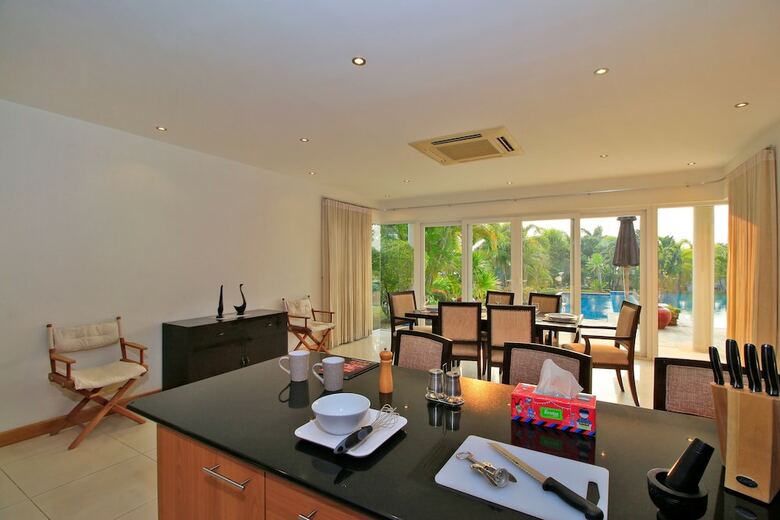 Pattaya Sunset Villa 4 Bedroom Sleeps 8