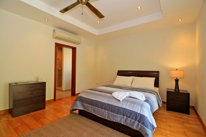 Pattaya Sunset Villa 4 Bedroom Sleeps 8