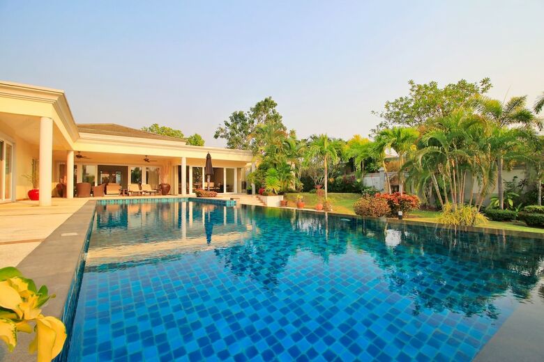Pattaya Sunset Villa 4 Bedroom Sleeps 8