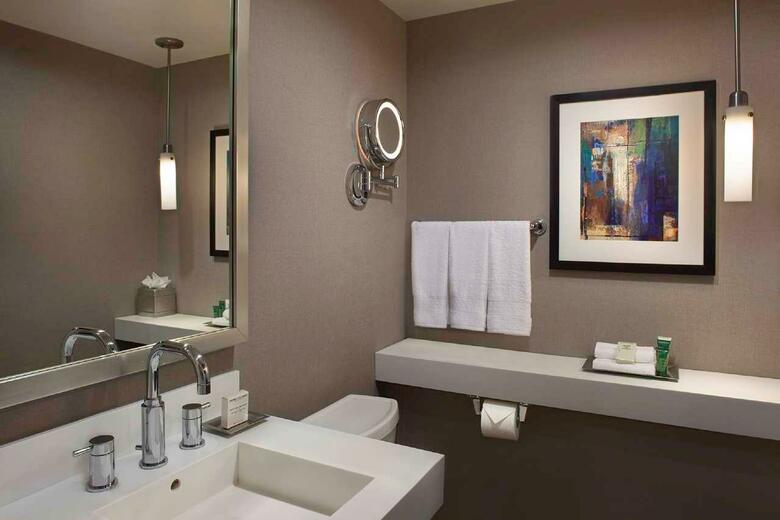 Hilton Toronto Airport Hotel & Suites