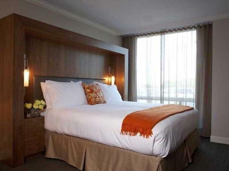 Hilton Toronto Airport Hotel & Suites