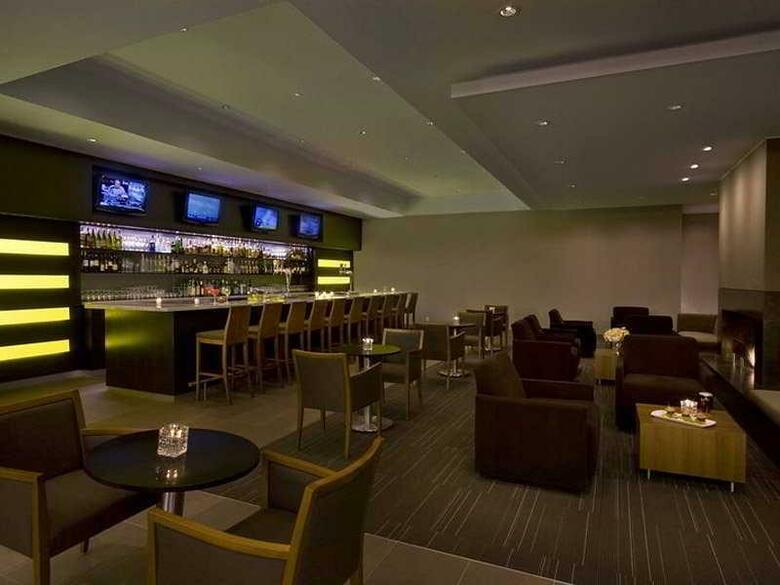 Hilton Toronto Airport Hotel & Suites