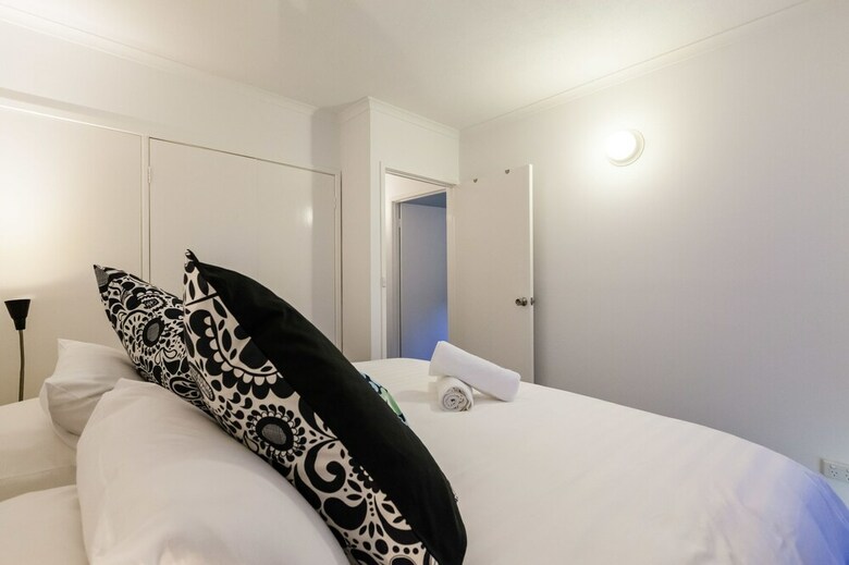 Dawn, 2bdr Carlton Apartment