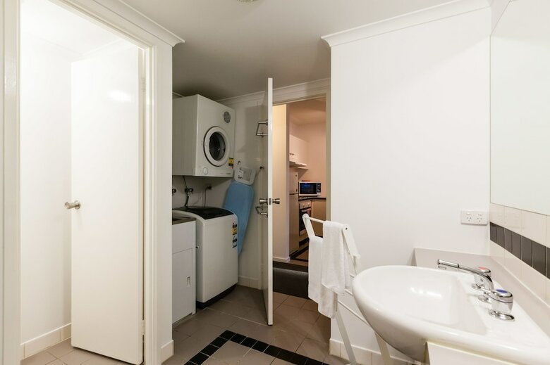 Dawn, 2bdr Carlton Apartment