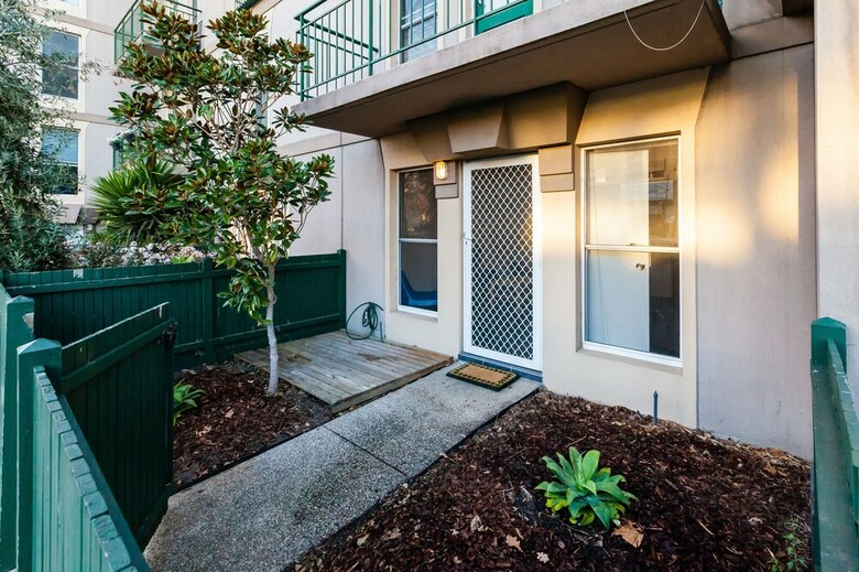 Dawn, 2bdr Carlton Apartment