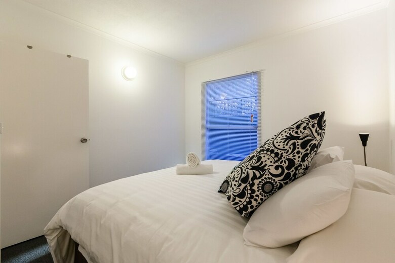 Dawn, 2bdr Carlton Apartment