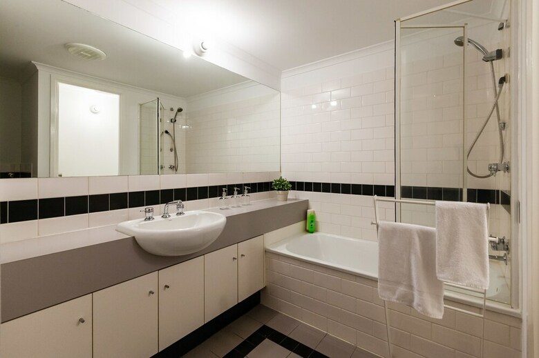 Dawn, 2bdr Carlton Apartment