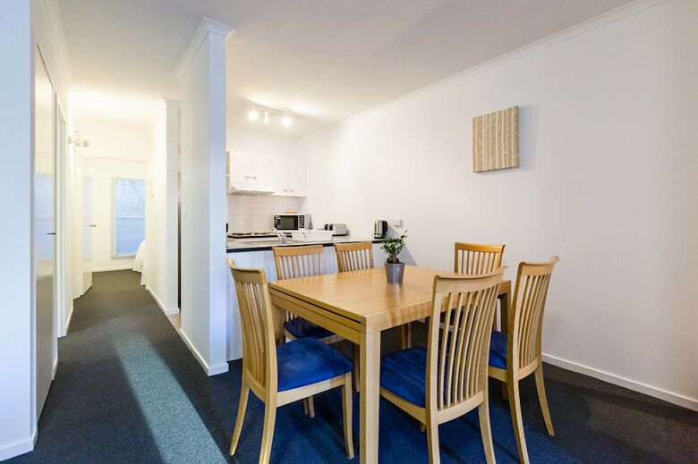 Dawn, 2bdr Carlton Apartment