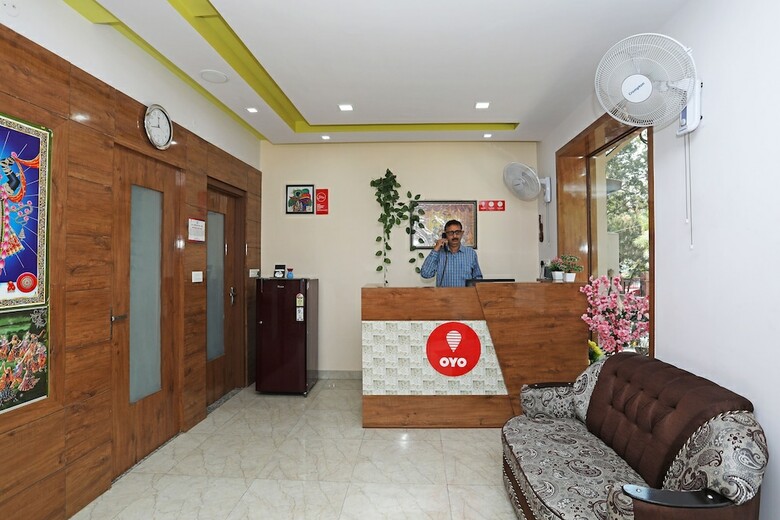 Oyo 10228 Hotel Chandramouli