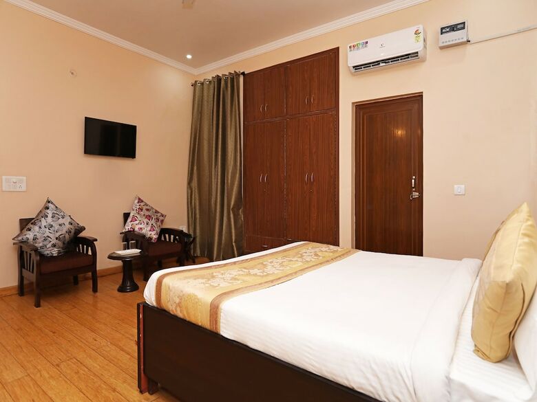 Hotel Oyo 9341 Mascot Pentazz