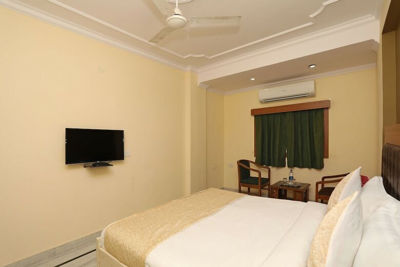Oyo 9948 Hotel Apple Pie