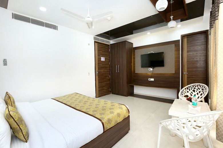 Oyo 11367 Hotel Yellow