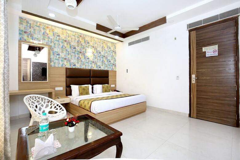 Oyo 11367 Hotel Yellow