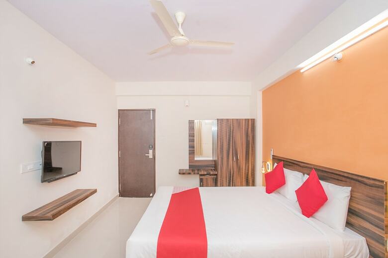 Oyo 10475 Pmr Hotel