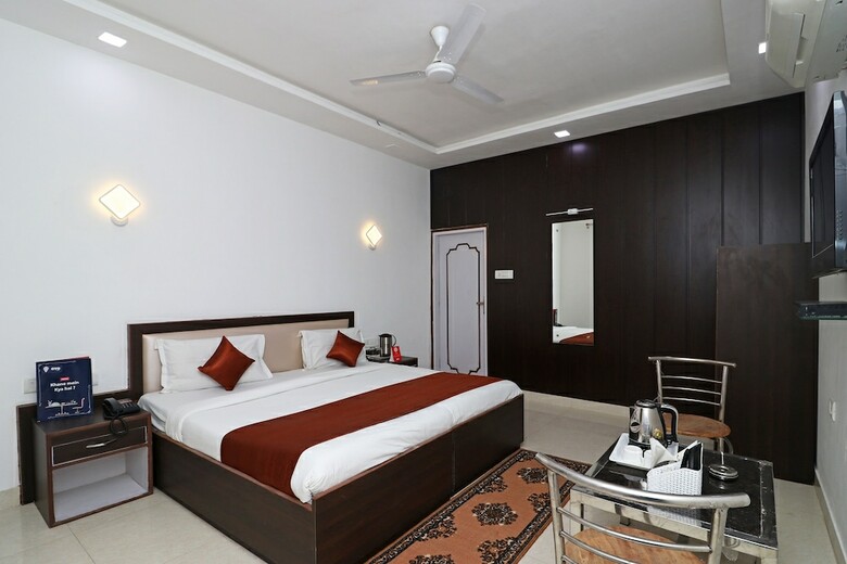 Oyo 11526 Hotel Apollo