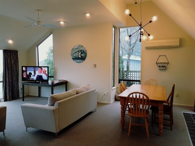 Queenstown Lakeview Holiday Home