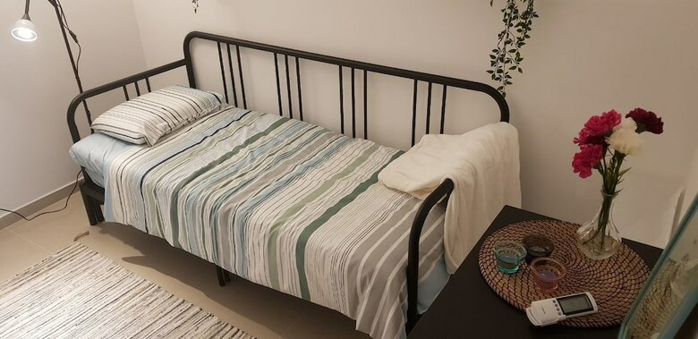 Hotel Private Bed And Bathroom In Netanya