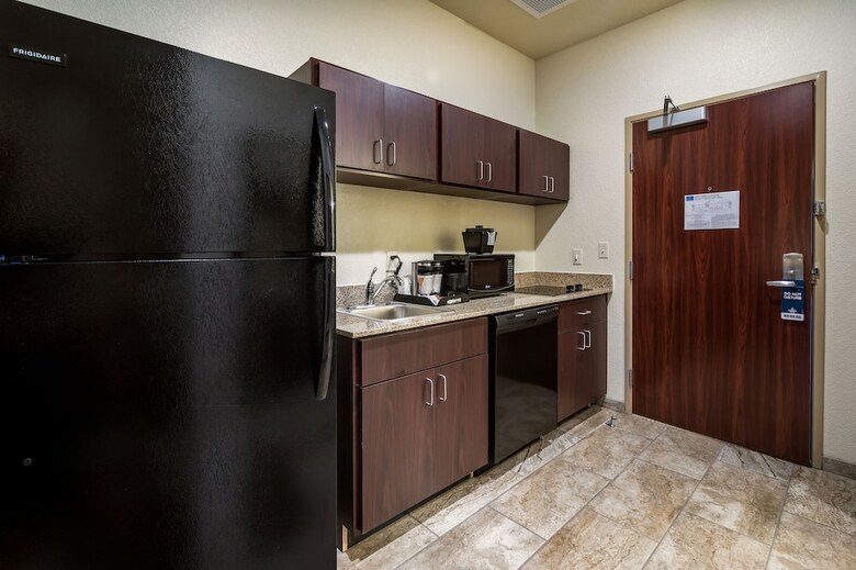 Cobblestone Hotel & Suites - Victor