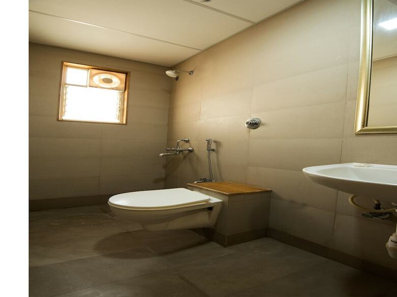 Oyo 9989 Hotel Classic Executive