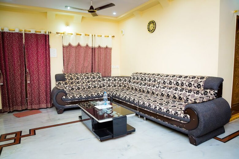 Hotel Oyo 9054 Velaga Inn