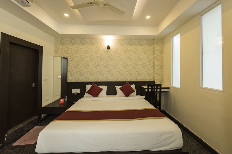 Oyo 11414 Hotel Silver Suites