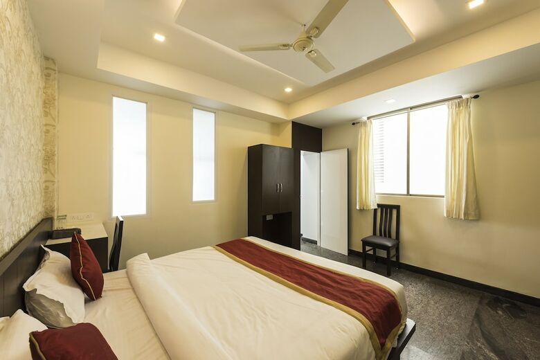 Oyo 11414 Hotel Silver Suites