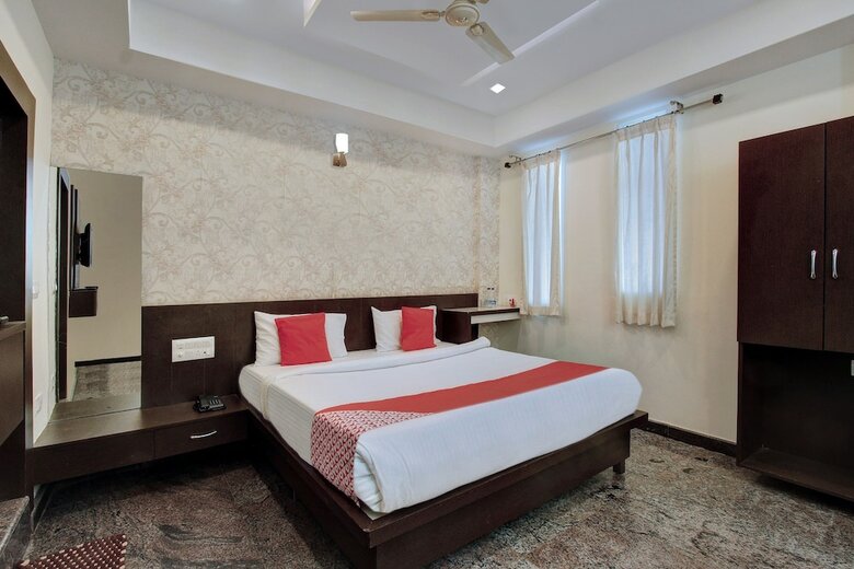 Oyo 11414 Hotel Silver Suites
