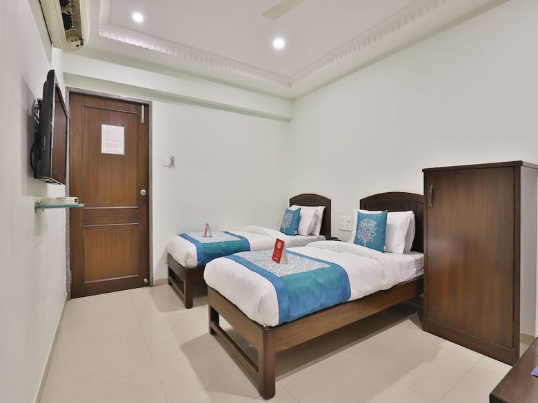 Oyo 11007 Hotel Amity