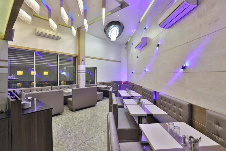 Oyo 11007 Hotel Amity