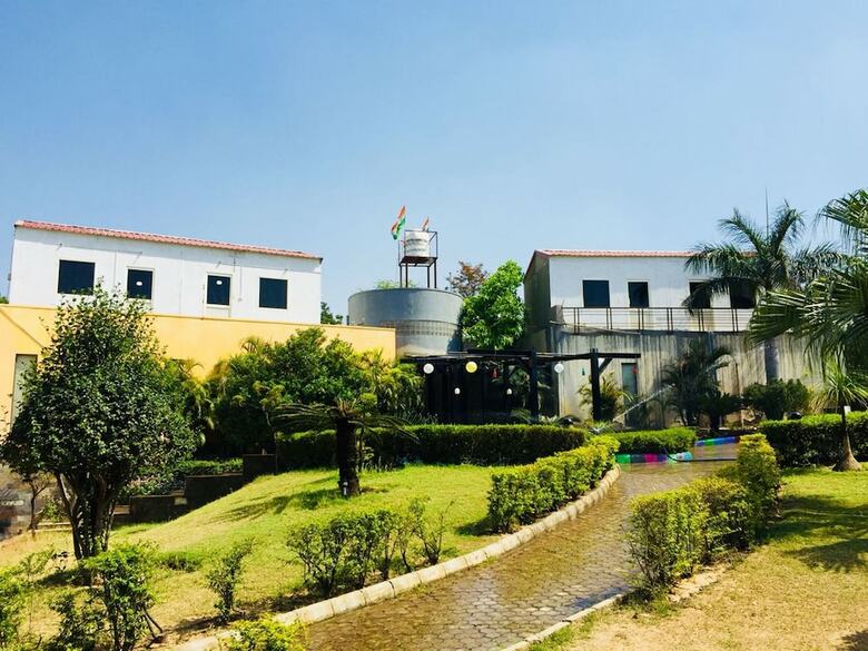Hotel Kingfisher Aravali Resort