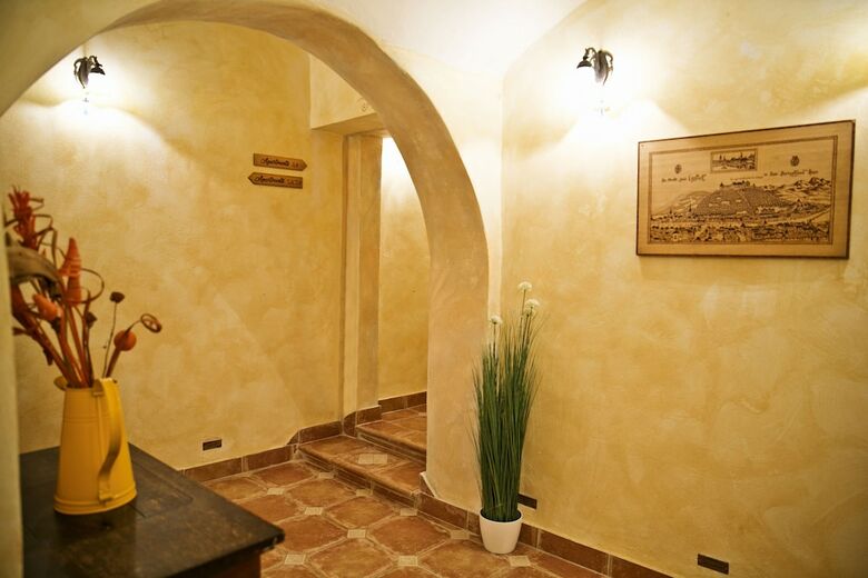 Aparthotel Apartments Hi?a Pod Gradom