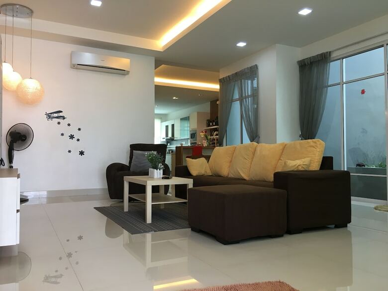 Ibook 1 - Luxury Holiday Homestay