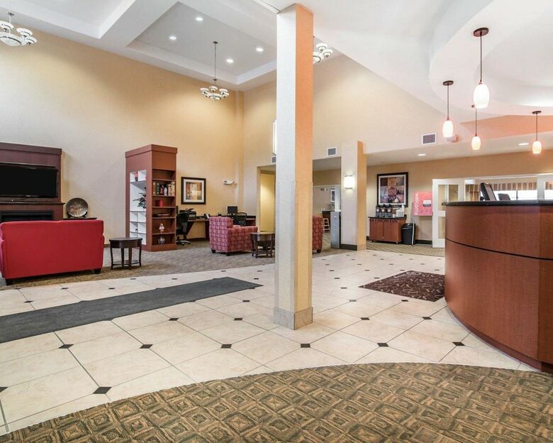 Hotel Comfort Suites Vestal Near University