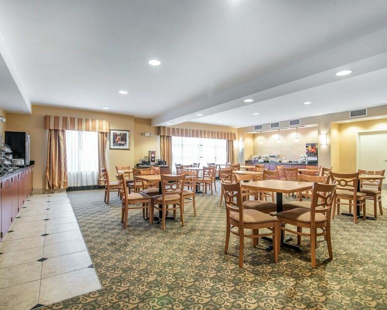 Hotel Comfort Suites Vestal Near University