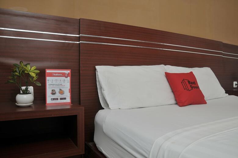 Hotel Reddoorz Plus @ Cakranegara