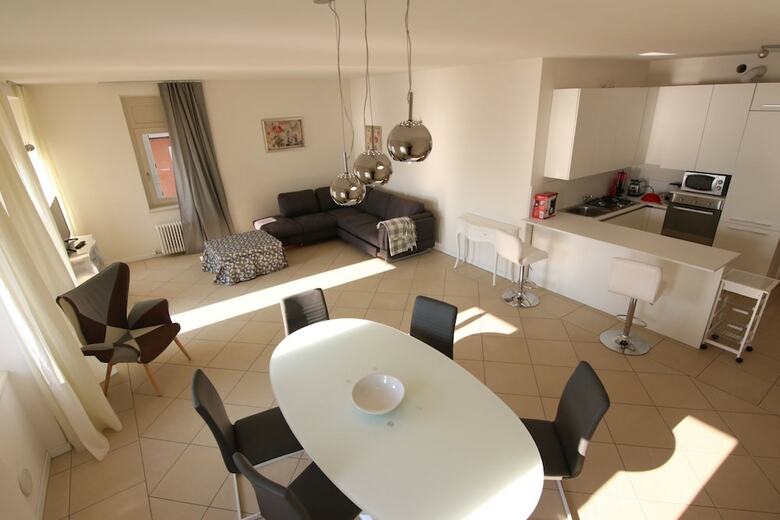 The Charmant Apartment With Lake View
