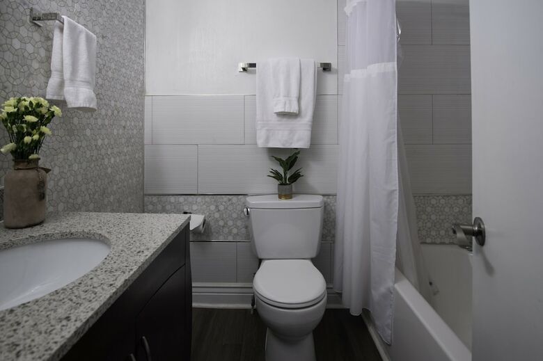 Villa 5 Br - Best Location Next To French Qt