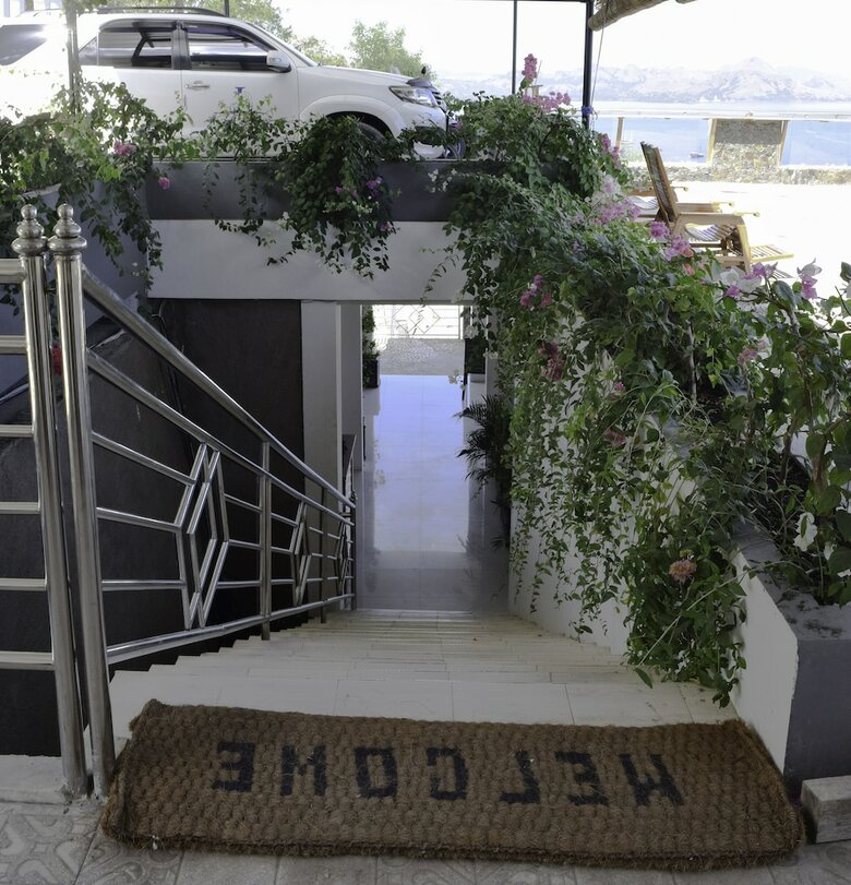Bed & Breakfast La Cecile Hotel And Cafe Komodo