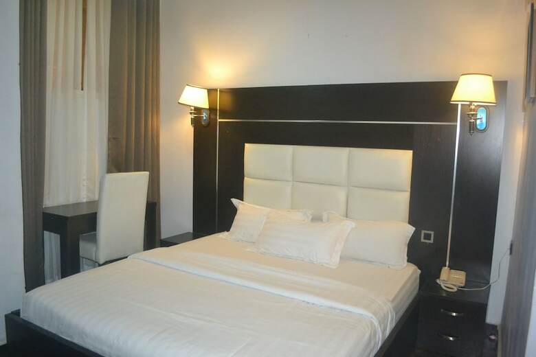 Hotel Mac Dove Lounge & Suites Ltd