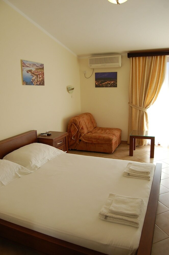 Apartments Dobrotski Dvori
