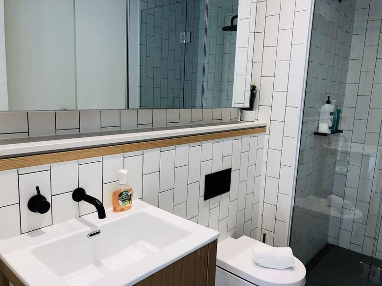 Explore Docklands Lovely Apartment Lvl8