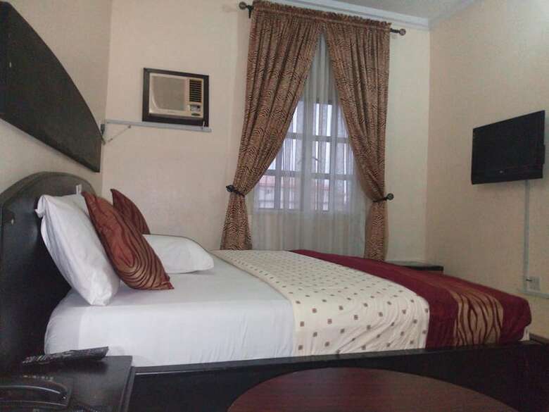 Roneks Royal Hotel & Suites