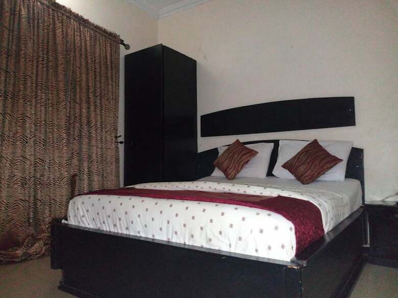 Roneks Royal Hotel & Suites