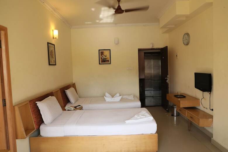 3 Seasons Service Apartment