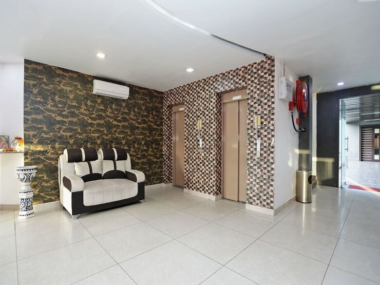 Hotel Oyo 11973 Badri Palace