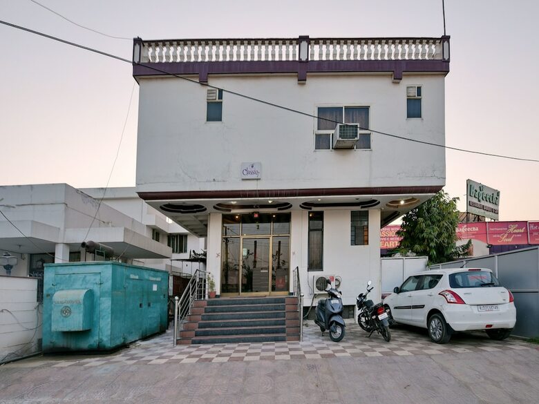 Oyo 11754 Hotel Classic 7